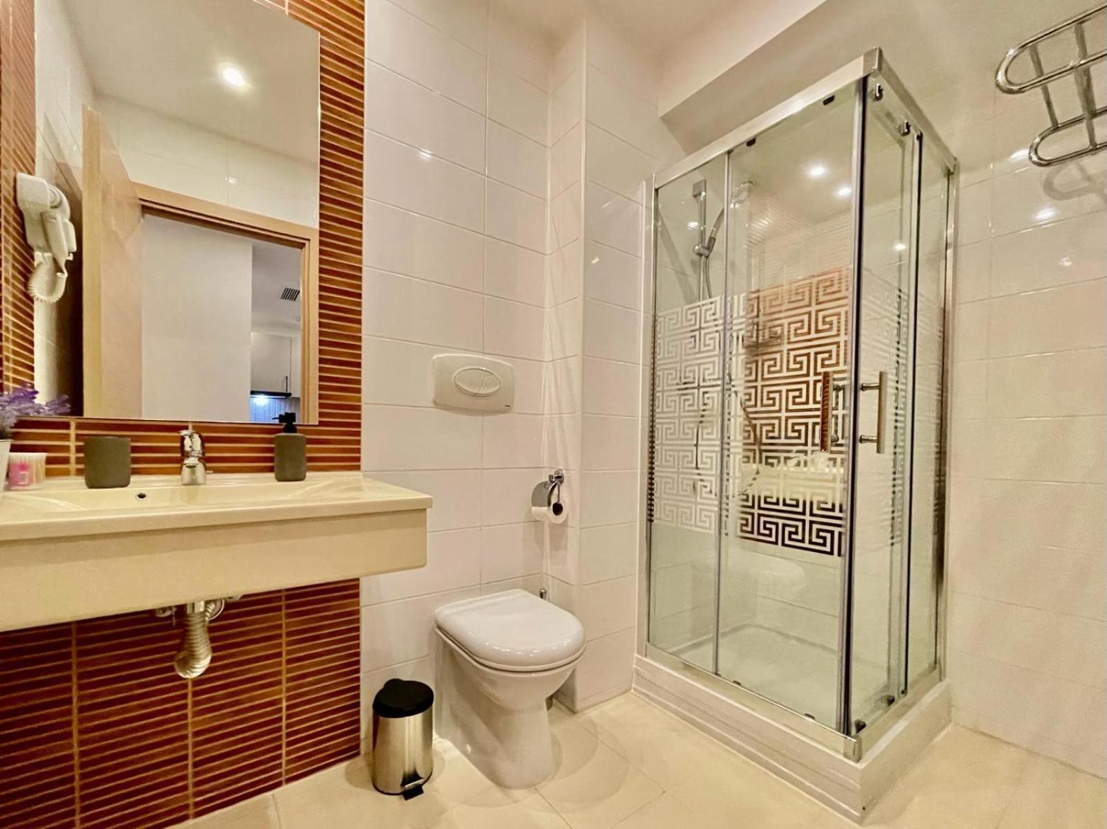 Yamaluxe - Pink & Gold With Many Facilities Appartamento Bucarest